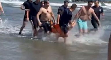 Denizde boğulma tehlikesi geçiren çift ile 3 çocuğu, hastanede tedaviye alındı