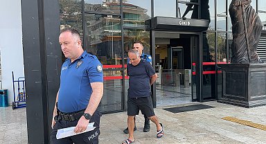 Denize giren Ukraynalı çocuğun fotoğraf ve videosunu çeken eğitmen tutuklandı