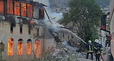 Depremde ağır hasar alan 2 katlı bina yandı