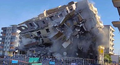 Depremde hasar alan 7 katlı bina, yıkım sırasında çöktü