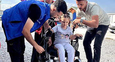 Depremzede Almira'ya akülü sandalye