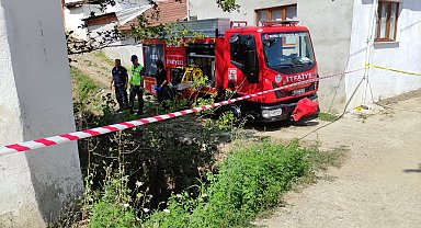 Dere yatağına düşen traktörün altında kalan sürücü öldü