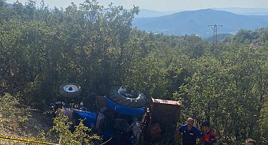 Devrilen traktörün altında kalarak öldü