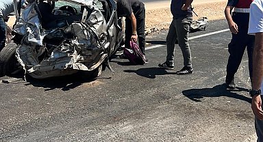 Diyarbakır'da 2 TIR ile otomobil çarpıştı: 1 ölü, 4 yaralı