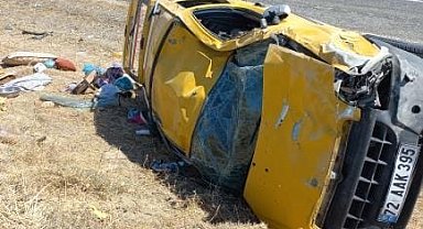 Diyarbakır'da hafif ticari araç devrildi: 1 ölü, 7 yaralı