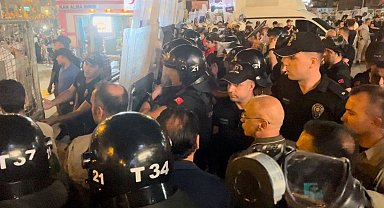 Diyarbakır'da İsrail protestosu; kahve zinciri şubesine taşlı saldırı girişimi