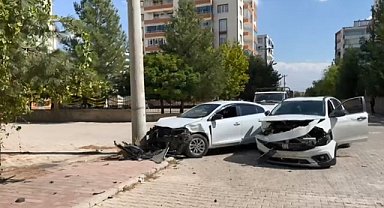 Diyarbakır'da otomobiller kafa kafaya çarpıştı: 3 yaralı