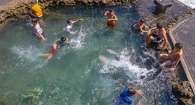 Diyarbakır'da sıcaklık 41 dereceyi gördü; çocuklar süs havuzlarını, yetişkinler gölgelik alanları tercih etti