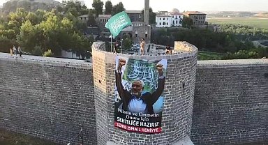 Diyarbakır'da tarihi surlara, İsmail Haniye'nin posteri asıldı