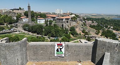 Diyarbakır'da tarihi surlara Hamas'ın yeni lideri Sinvar'ın posteri asıldı