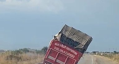 Domates yüklü kamyonunun devrilmesi kamerada