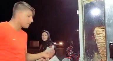 Dönerci canlı yayın yaparken silahlı saldırıya uğradı; o anlar kamerada