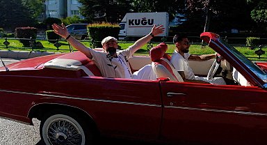 Düğün fotoğrafçısının 51'inci yaşını bando ve klasik otomobillerle şehir turu atarak kutladılar