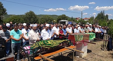 Düğün gecesi kazada ölen çift, yan yana toprağa verildi