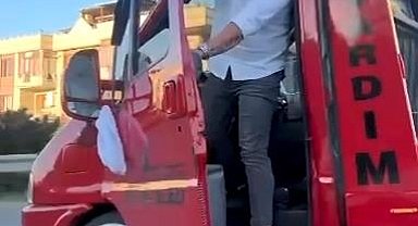 Düğün konvoyundaki çekiciyle yolu kapatıp oynadılar