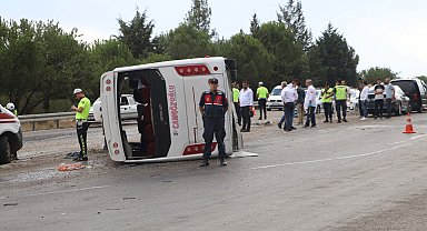 Düğün yolunda kaza: 1'i ağır, 26 yaralı