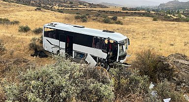 Düğüne gidenleri taşıyan midibüs devrildi: 27 yaralı