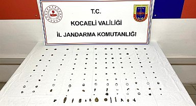 Durdurulan araçtan çok sayıda tarihi obje çıktı