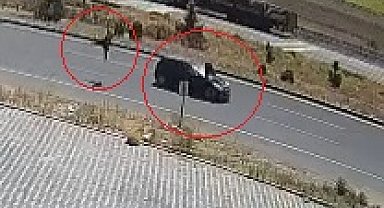 Düşürdüğü cüzdanını almak için geri dönen yayaya otomobil çarptı; kaza kamerada