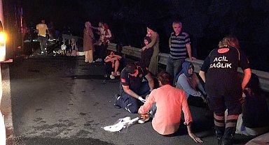 Düzce'de yolcu otobüsü, TIR'a çarptı: 25 yaralı