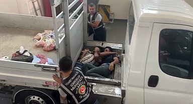 EDİRNE Kamyonetin kasasının altındaki gizli bölmede 5 kaçak göçmen yakalandı