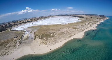 Edirne'de suyu buharlaşıp tuz tabakası ortaya çıkan göl havadan görüntülendi