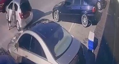 El freni çekilmeyen otomobil, araca çarptı; o anlar kamerada