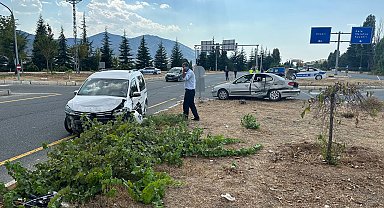 Elazığ'da otomobil ile hafif ticari araç çarpıştı: 8 yaralı