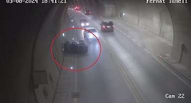 Elektrikli mini otomobil tünelde duvara çarpıp devrildi: 2 yaralı; o anlar kamerada