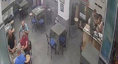 Elleri cebinde gelip, husumetlisi kahvehaneciyi bıçakladı; o anlar kamerada