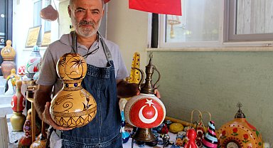 Emekli öğretmen, yetiştirdiği su kabaklarını dekoratif ürünlere dönüştürüyor
