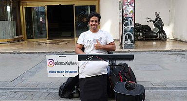 Engelleri aştı, piyanosuyla hem sokak müzisyenliği hem de eğitmenlik yapıyor