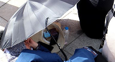 Erdoğan sevgisi ile erken geldiği alanda, tören öncesi şekerleme yaptı