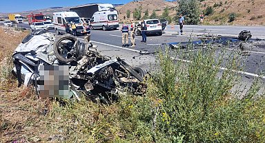 Erzincan'da iki otomobil çarpıştı: 3 ölü, 4 yaralı