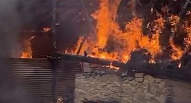 Erzurum'da çıkan yangında 2 ev 1 ahır ve 1 samanlık kül oldu