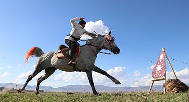 Erzurum'da koruma altındaki çocukların atlı okçuluk başarısı