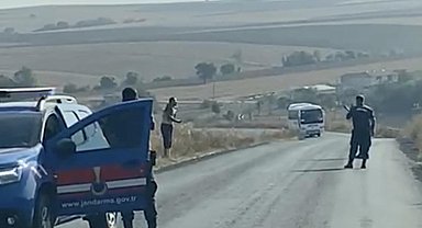 Eşini döverek öldüren şüpheli, jandarmayı görünce boğazına bıçak dayadı