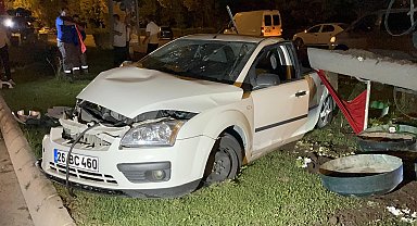Eskişehir'de otomobil aydınlatma direğine çarptı: 3 yaralı