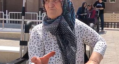 Evinin bahçesinde başıboş köpeklerin saldırısına uğradı