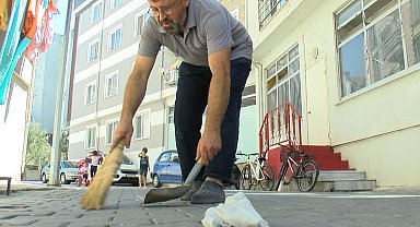 Evinin bulunduğu mahalledeki 4 sokağı günde 3 kez süpürüyor