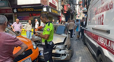 Fenalaşan sürücü, önce yayaya ardından kamyonet ve taksiye çarptı
