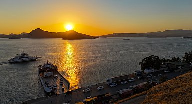 Feribot kuyruk çilesi, gün batımı manzarasıyla unutuluyor