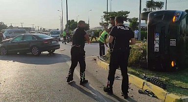 Fethiye'de minibüs ile otomobil çarpıştı: 7 kişinin yaralandığı kaza anı kamerada