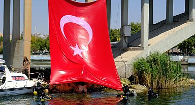 Fırat Nehri'nde dev Türk bayrağı gösterisi