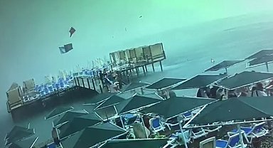 Fırtınada şezlong, şemsiyelerin uçtuğu anlar kamerada