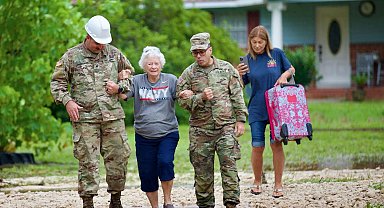 Florida'da kasırgayla mücadele için 3 bin ulusal muhafız göreve çağırıldı