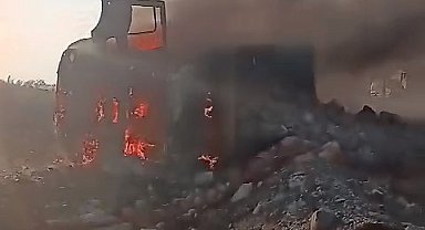 Freni boşalan kamyonun devrilip alev alev yanması kamerada