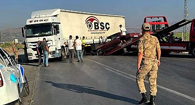 Gaziantep'te TIR'a çarpan otomobildeki 4 kişi yaralandı