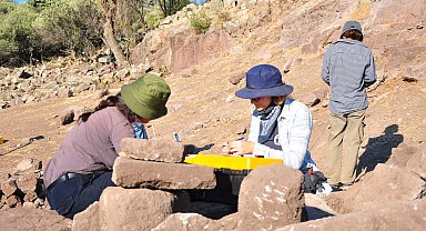 Gönüllü öğrenciler, 2 bin 700 yıllık antik kentte tarihe ışık oluyor