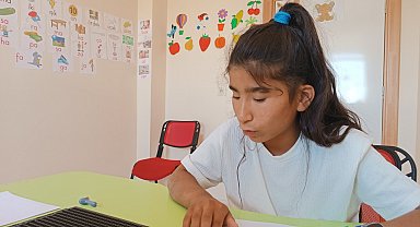 Görme engelli Sibel, 4 ayda Braille alfabesiyle okuma yazmayı öğrendi